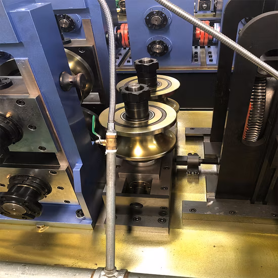 Macchina automatica per laminazione di tubi in acciaio zincato GI con cucitura diritta
